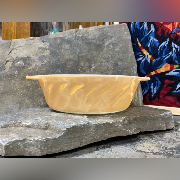 Vintage Pearlescent Peach Pyrex Casserole Dish - Picture 7 of 11